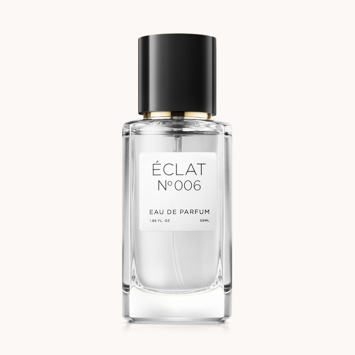 Il profumo ÉCLAT Sweet Red Currant è presentato in un flacone di vetro trasparente con tappo nero e etichetta bianca minimalista.