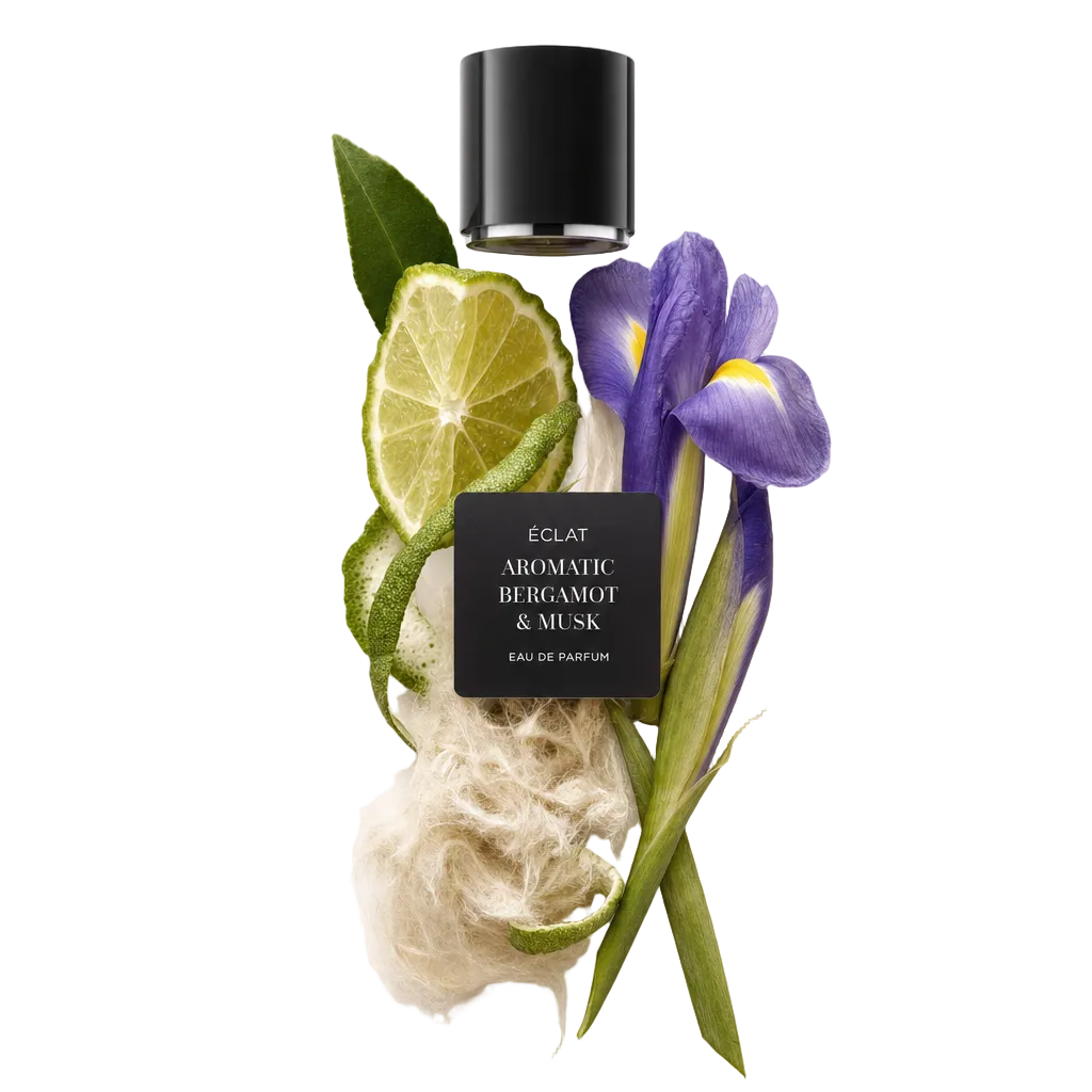 Un arrangiamento di ingredienti con bergamotto a fette, iris, trame fibrose e un tappo nero ÉCLAT con etichetta.