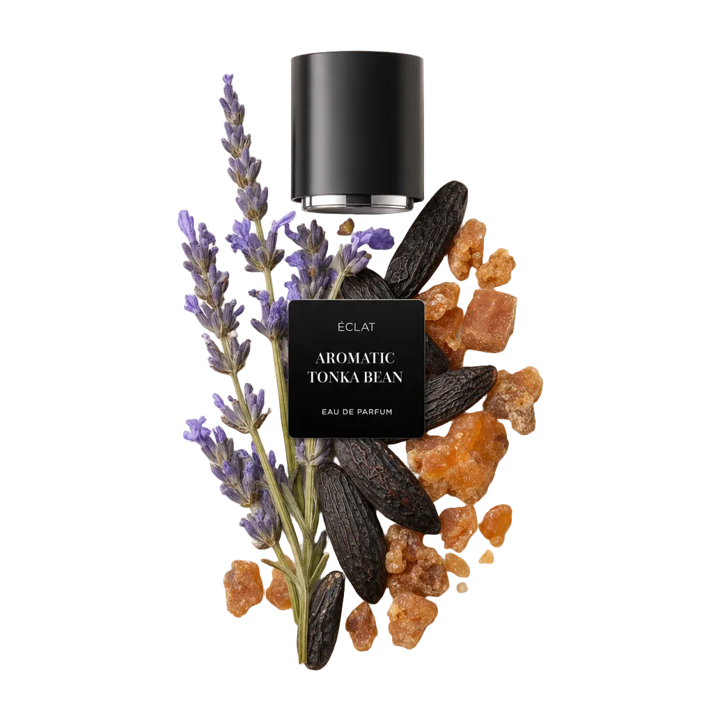 Una disposizione artistica di rami di lavanda, fave tonka e pezzi di resina ambrata con un tappo nero che presenta l'etichetta ÉCLAT Aromatic Tonka Bean.