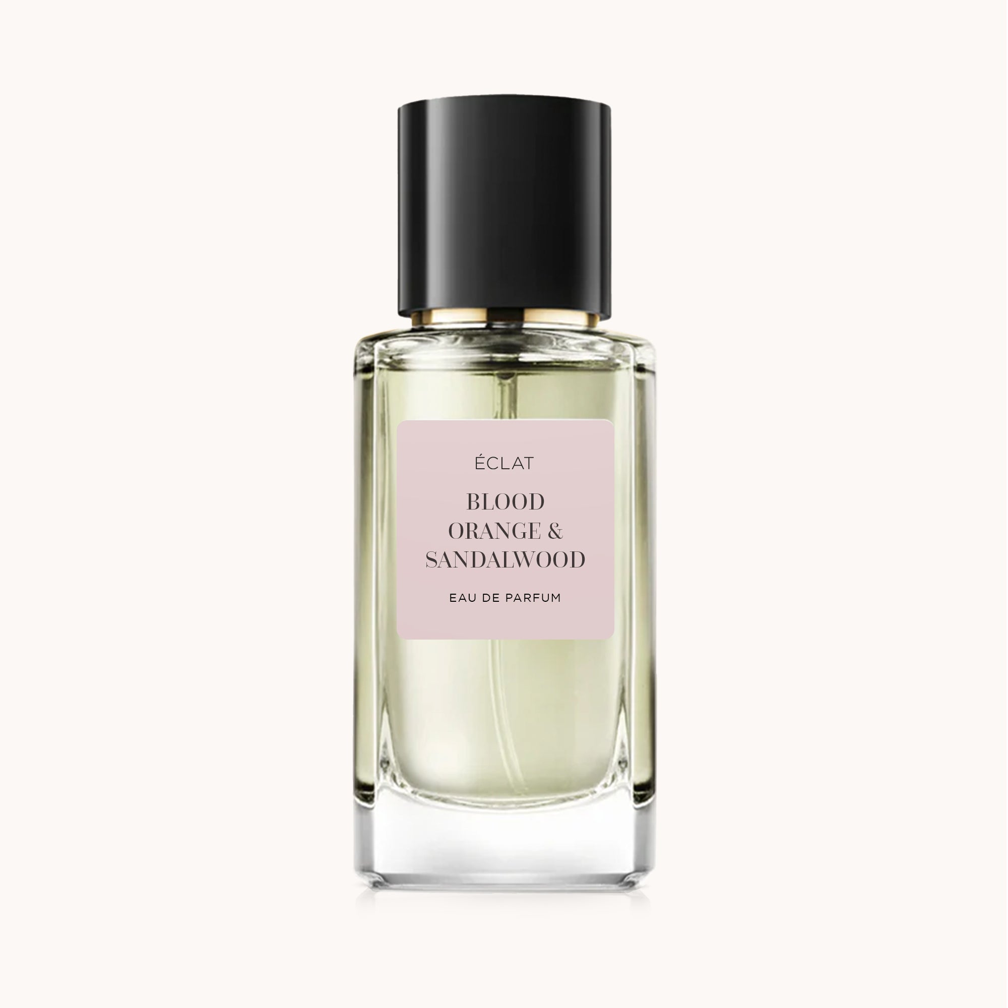 Flacone di profumo ÉCLAT Blood Orange & Sandalwood con etichetta rettangolare e tappo nero.