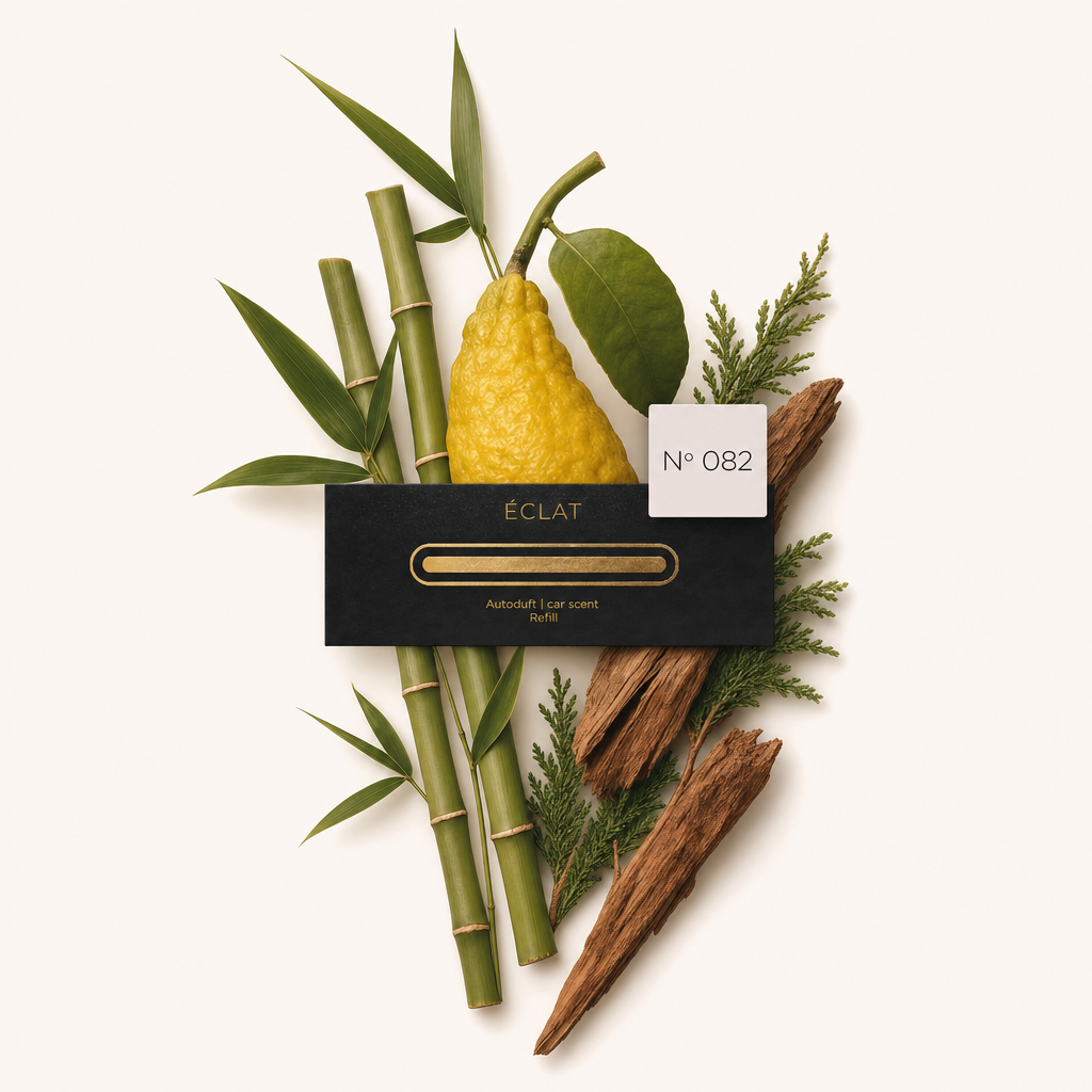 Un arrangiamento di bambù, legno di cedro e frutta agrumata con un tappo nero ÉCLAT con etichetta No° 082.