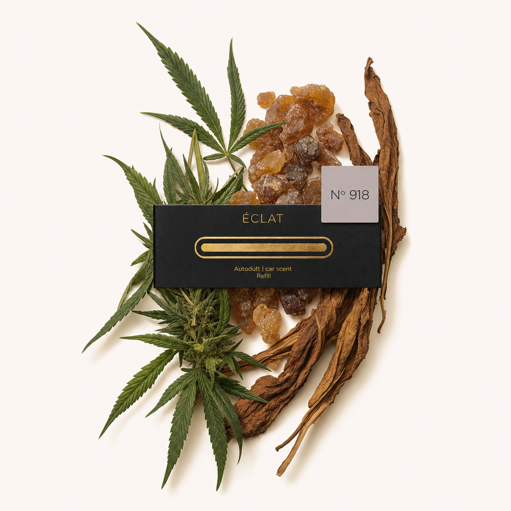 Un insieme di foglie verdi, resina ambrata e tabacco marrone circonda un tappo nero ÉCLAT con etichetta numero 918.