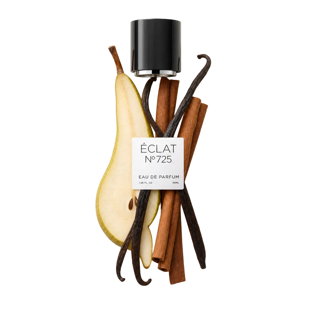 Un arrangiamento di fette di pera, bastoncini di cannella e baccelli di vaniglia circonda un tappo nero con etichetta per ÉCLAT Cinnamon & Pear.