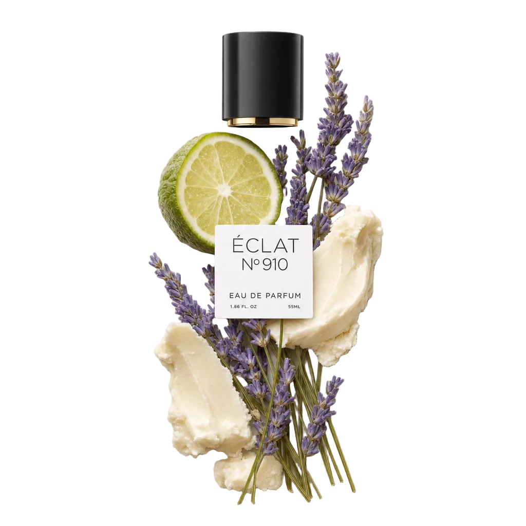 Un arrangiamento di rametti di lavanda fresca, una fetta di lime e crema soffice accanto al tappo nero originale con etichetta ÉCLAT.