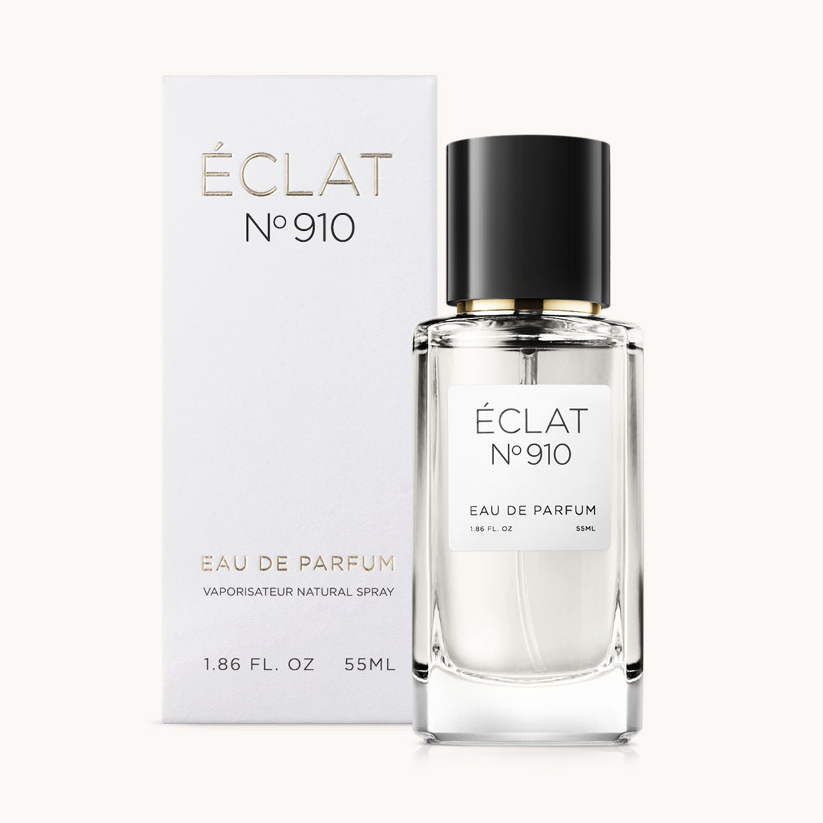 Una bottiglia di vetro sfaccettato di ÉCLAT Creamy White con tappo nero è mostrata accanto alla sua elegante confezione bianca.