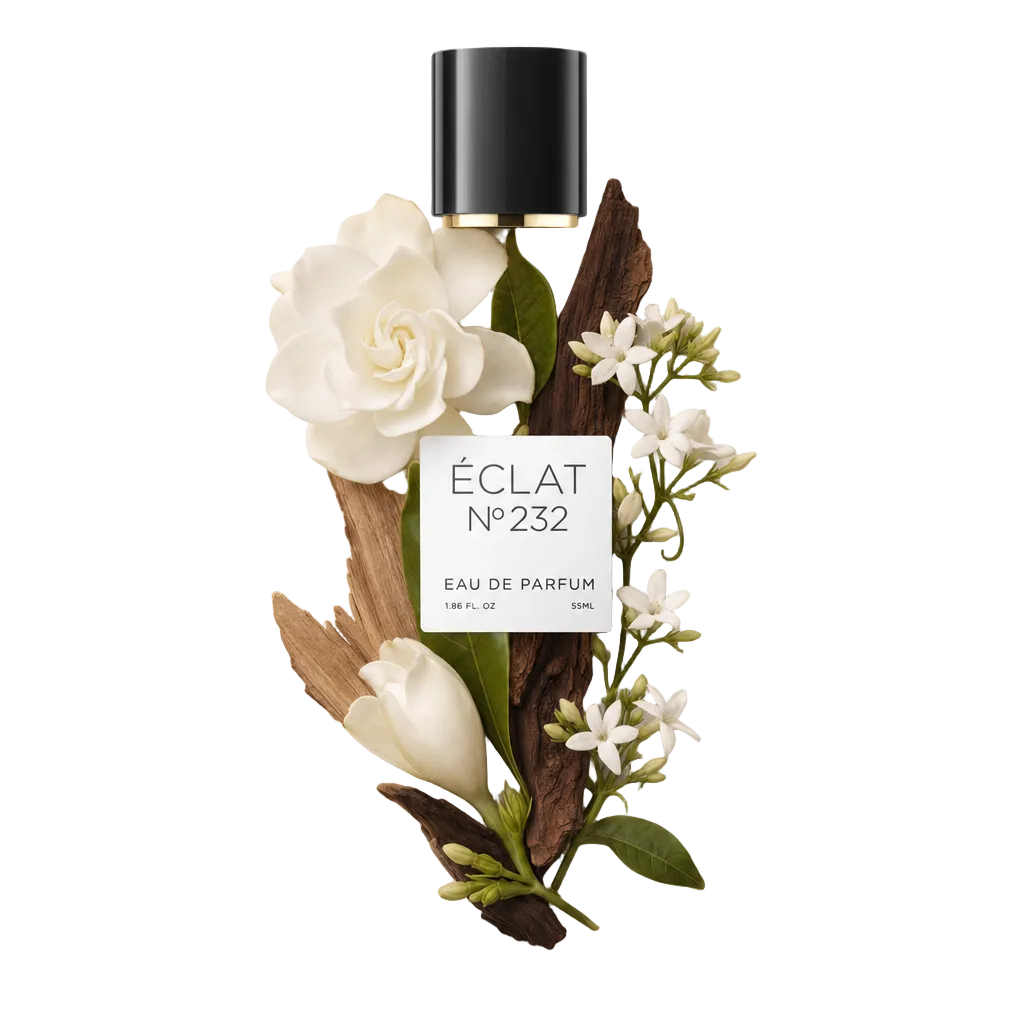 Un arrangiamento di fiori di gelsomino bianchi e fette di legno scuro circonda un tappo nero con etichetta ÉCLAT Dark Woods & Jasmine.