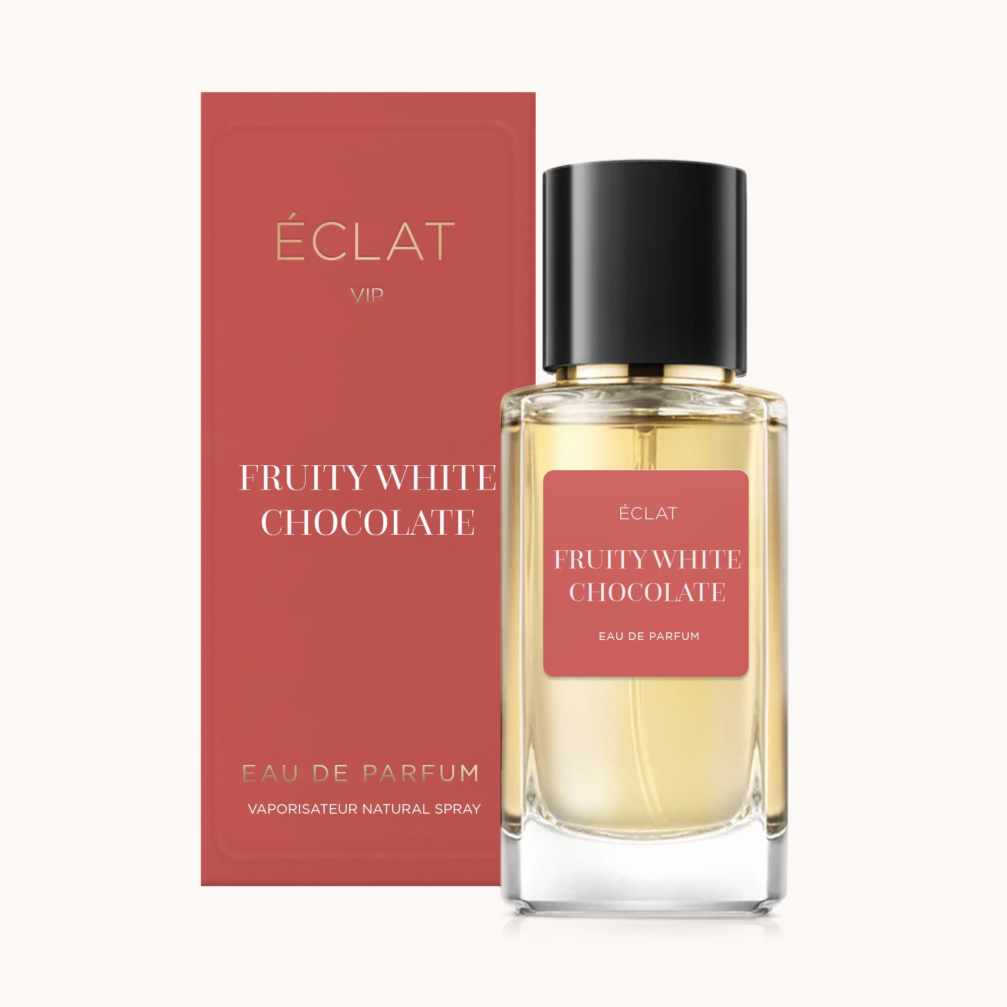 Il flacone del profumo ÉCLAT Fruity White Chocolate presenta un vetro trasparente con tappo nero, accanto a una confezione rossa.