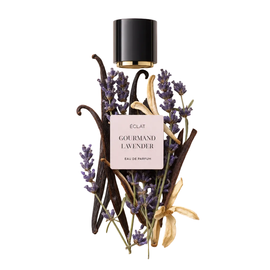Un arrangiamento di ramoscelli di lavanda, baccelli di vaniglia e petali essiccati circonda un tappo nero con un dettaglio dorato, etichettato ÉCLAT Gourmand Lavender.
