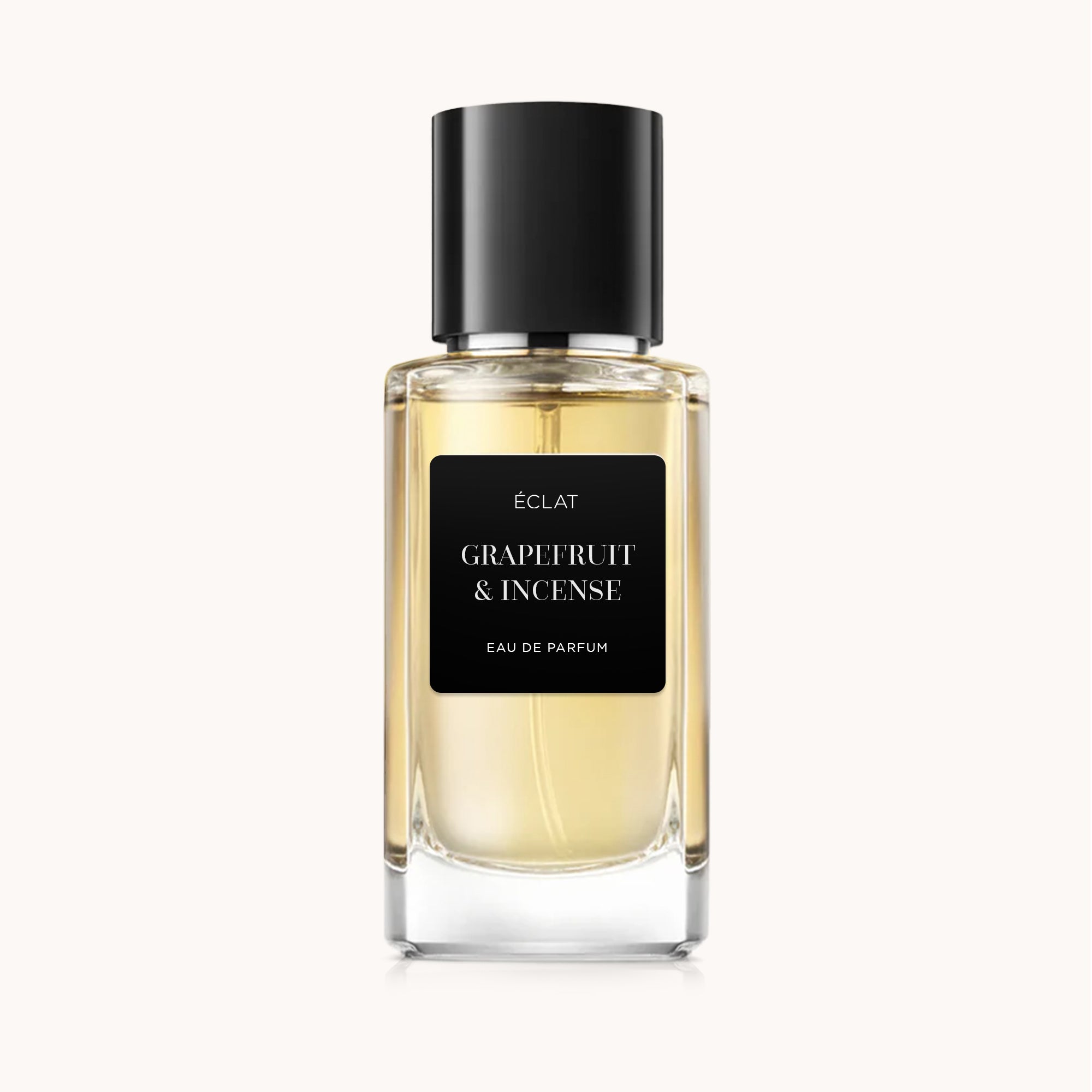 Flacone in vetro sfaccettato con tappo nero e etichetta opaca, che mostra ÉCLAT Grapefruit & Incense.