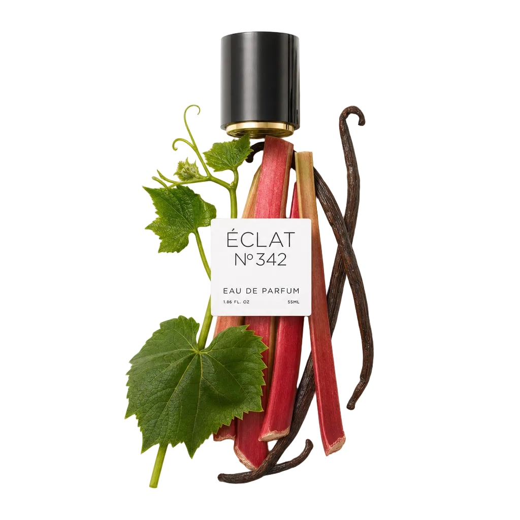 Un arrangiamento di gambi di rabarbaro, baccelli di vaniglia e foglie di vite circonda un tappo nero con etichetta, rappresentando ÉCLAT Green Vanilla.