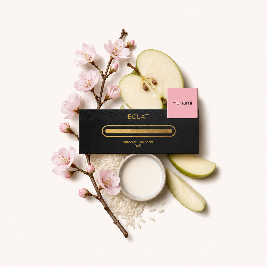 Un arrangiamento di fiori di ciliegio, fette di mela, chicchi di riso e una piccola ciotola di crema, con un tappo nero ÉCLAT etichettato 'Hanami'.