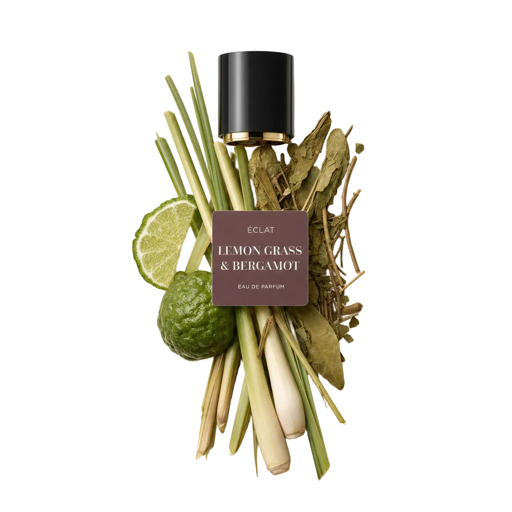 Un arrangiamento di steli di lemongrass, foglie di lime kaffir, fette di lime e frutto di bergamotto intero, accanto a un tappo nero con etichetta ÉCLAT Lemon Grass & Bergamot.