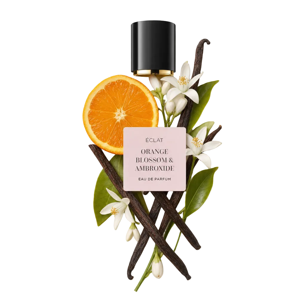 Una disposizione armoniosa di baccelli di vaniglia, fette d'arancia e fiori d'arancio con foglie verdi rigogliose sotto un tappo nero con etichetta ÉCLAT Orange Blossom & Ambroxide.