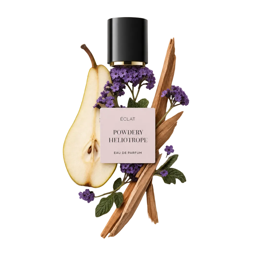 Una composizione di fiori di eliotropio viola, una pera affettata, foglie verdi e bastoncini di legno circonda un tappo nero con etichetta per ÉCLAT Powdery Heliotrope.