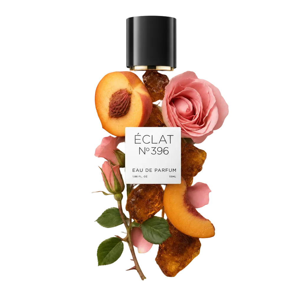 Una composizione con una rosa rosa, fette di pesca e pietre d'ambra intorno a un tappo nero con etichetta ÉCLAT Rose & Peach.