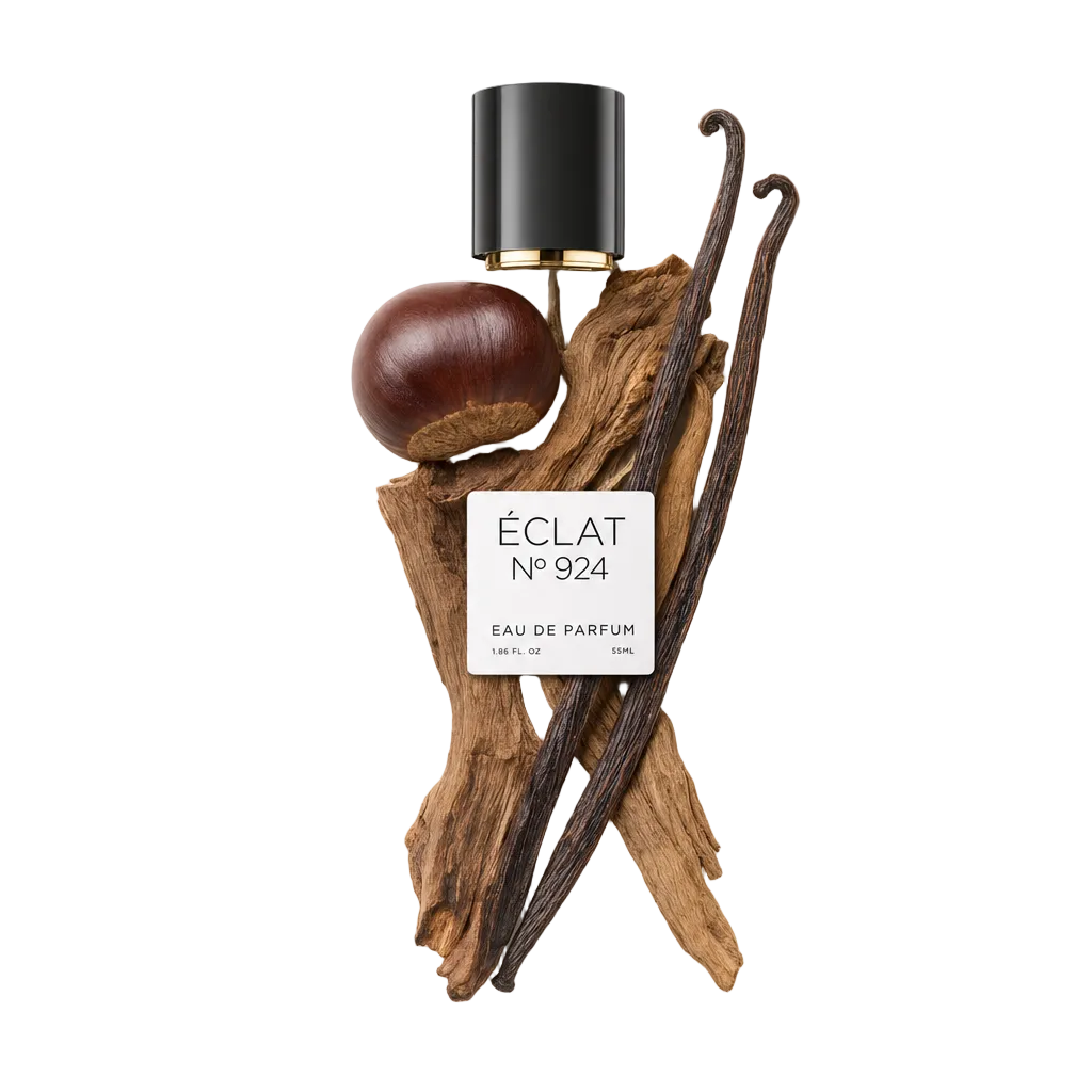 Una composizione artistica di ÉCLAT Smoky Chestnut include un tappo nero lucido con accento dorato, una castagna intera, baccelli di vaniglia profumati ed elementi di legno strutturato.
