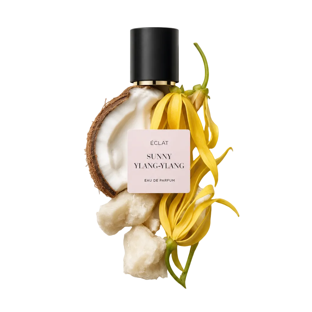 Una composizione di fiori freschi di ylang-ylang, mezza noce di cocco e pezzi di burro di karité, con un tappo nero etichettato ÉCLAT Sunny Ylang-Ylang.