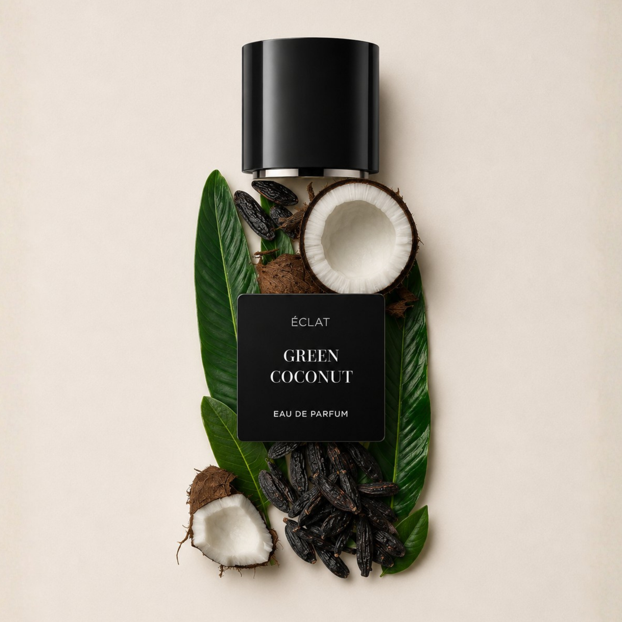 ÉCLAT Green Coconut Eau de Parfum con tappo nero, circondato da metà di cocco, foglie e semi.