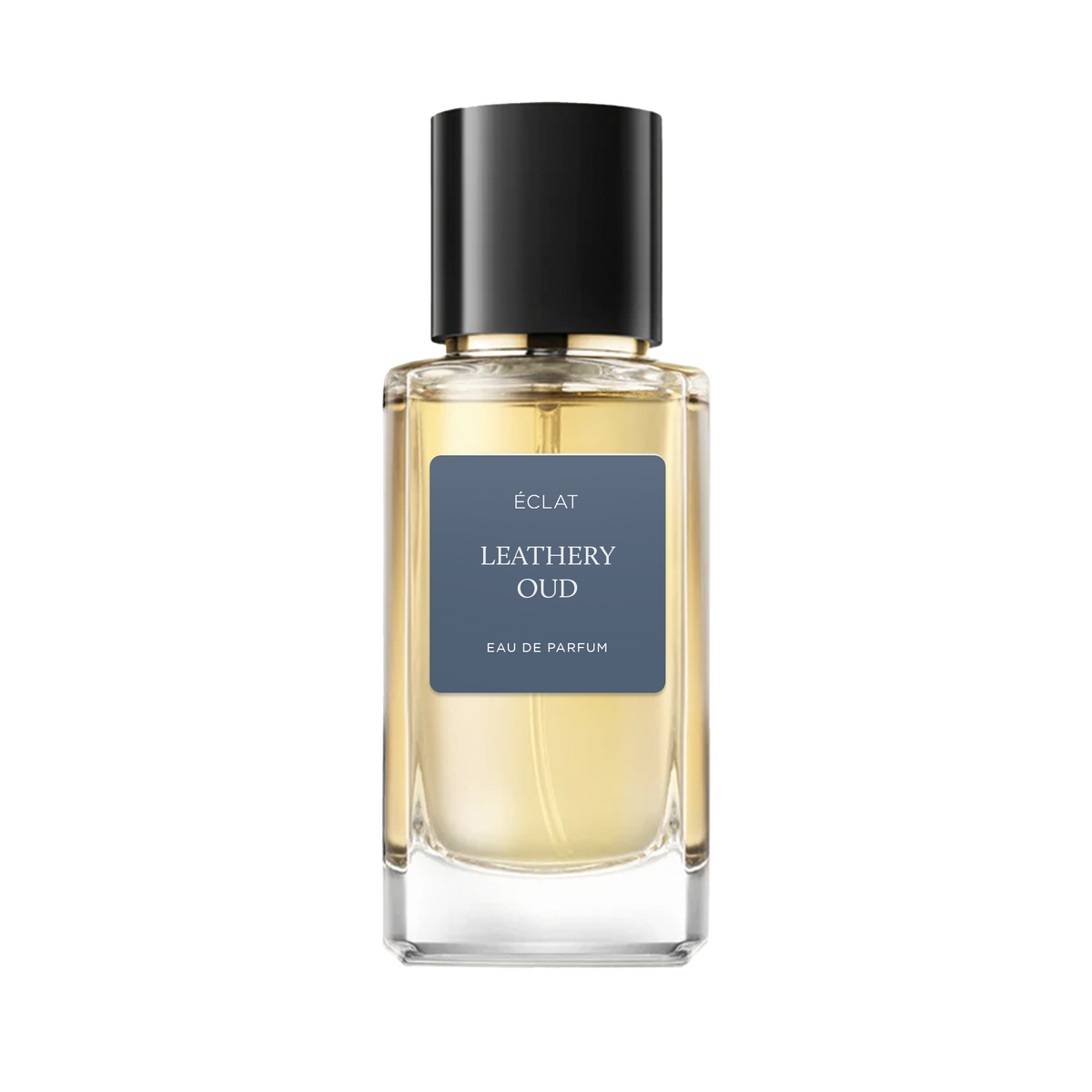 Un flacone di vetro sfaccettato con tappo scuro che contiene il profumo ÉCLAT Leathery Oud, con un'etichetta elegante.