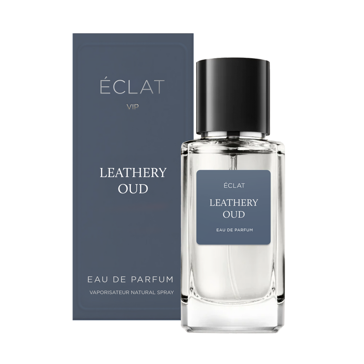 Il profumo ÉCLAT Leathery Oud è mostrato con la sua scatola blu navy accanto a una bottiglia di vetro trasparente con tappo nero.