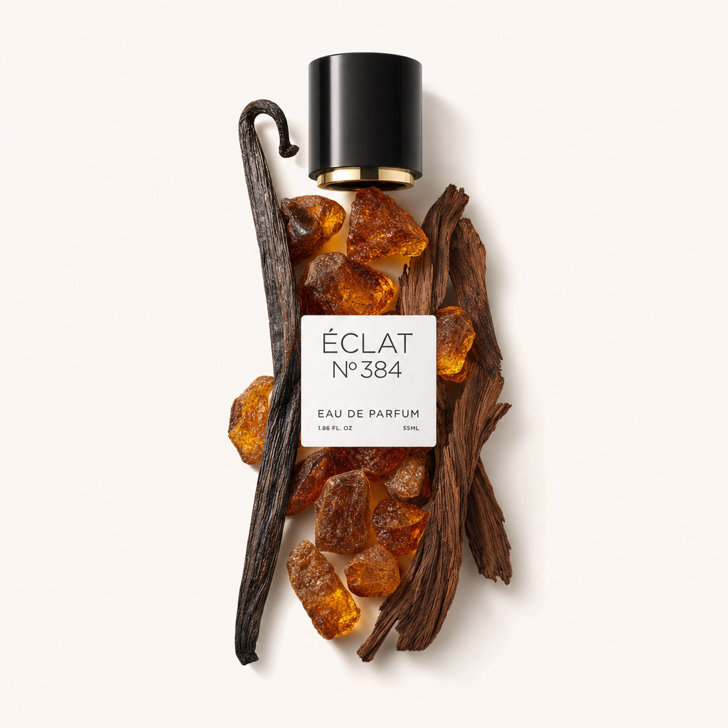 Un insieme di cristalli d'ambra, legno imbevuto di rum e una bacca di vaniglia intorno a un tappo nero con etichetta ÉCLAT Amber & Rum.