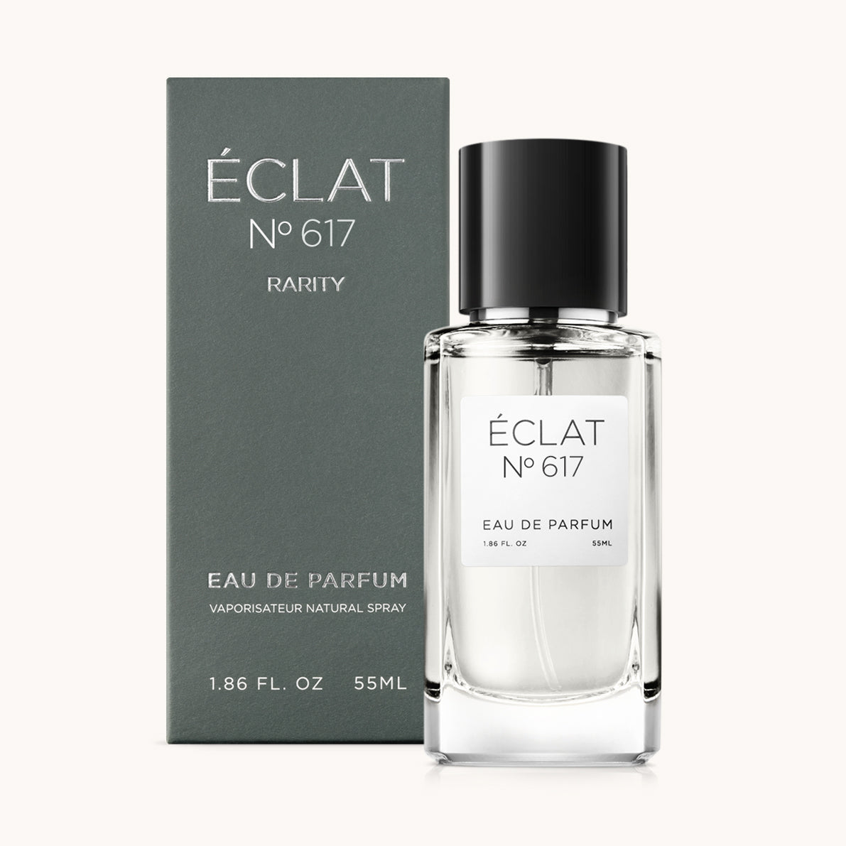 La fragranza ÉCLAT Ambery Dates è presentata in un flacone di vetro trasparente con tappo nero, accanto alla sua elegante confezione scura.
