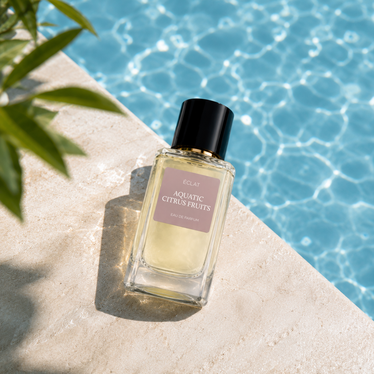 ÉCLAT Aquatic Citrus Fruits in un flacone di vetro sfaccettato con tappo nero, posizionato su una superficie in pietra vicino a una piscina.