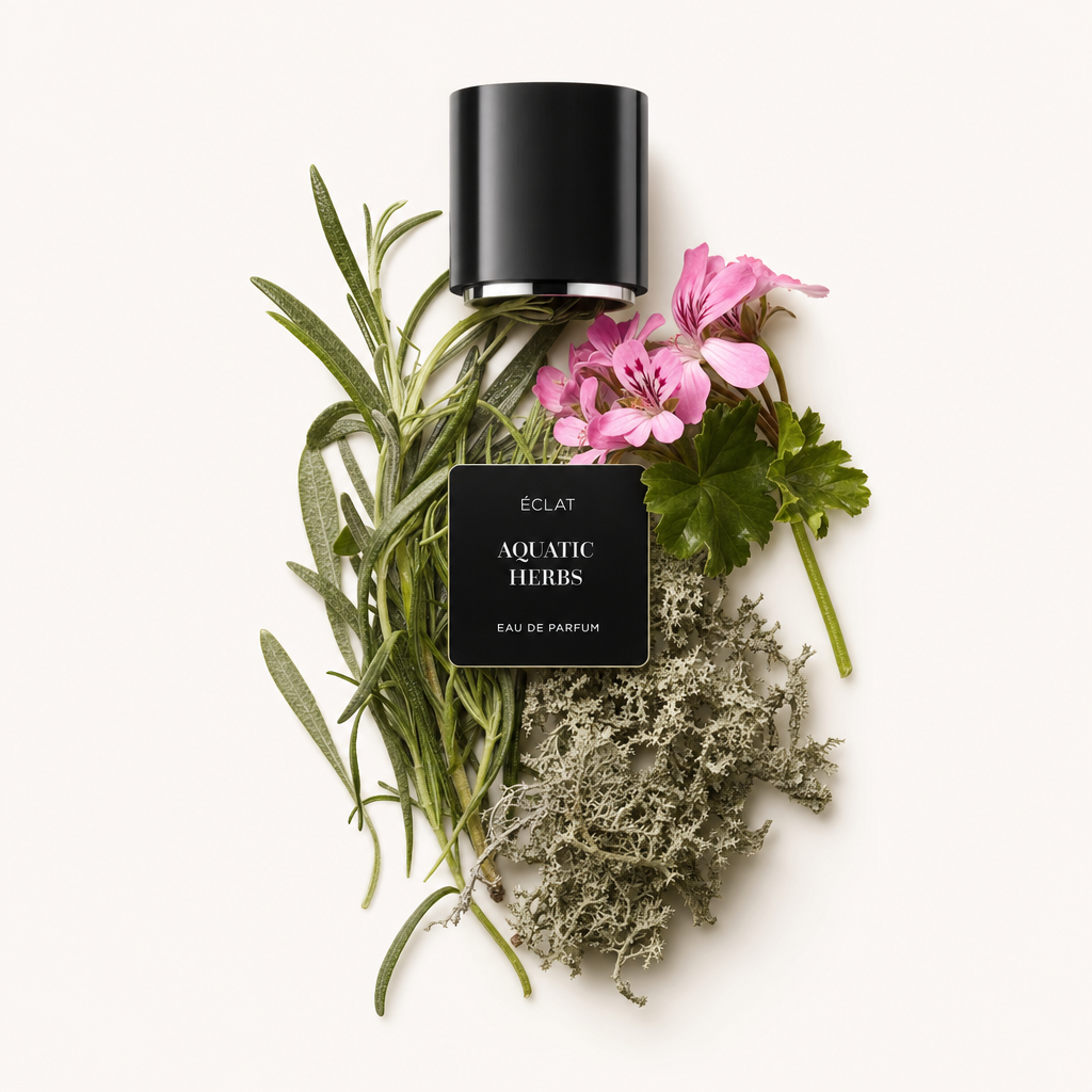 Un arrangiamento di erbe fresche e fiori rosa circonda l'etichetta ÉCLAT Aquatic Herbs, sormontato da un tappo nero.