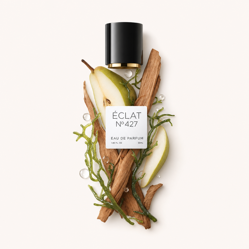 Una composizione di pera fresca, pianta acquatica e pezzi di legno circonda un tappo nero con etichetta ÉCLAT Aquatic Pear.
