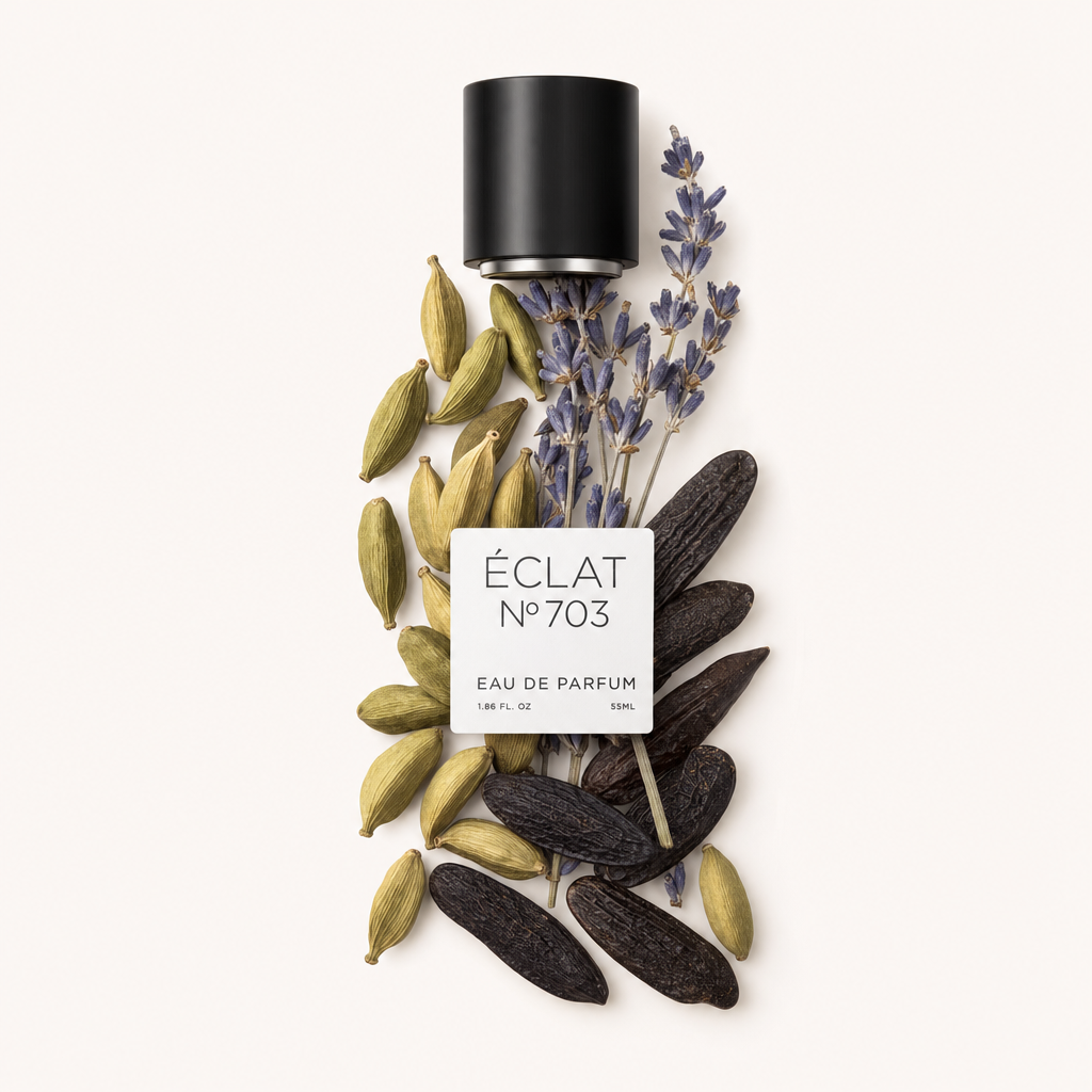 Una composizione di baccelli di cardamomo, fagioli tonka e rametti di lavanda circonda un tappo nero con etichetta ÉCLAT Aromatic Cardamom.
