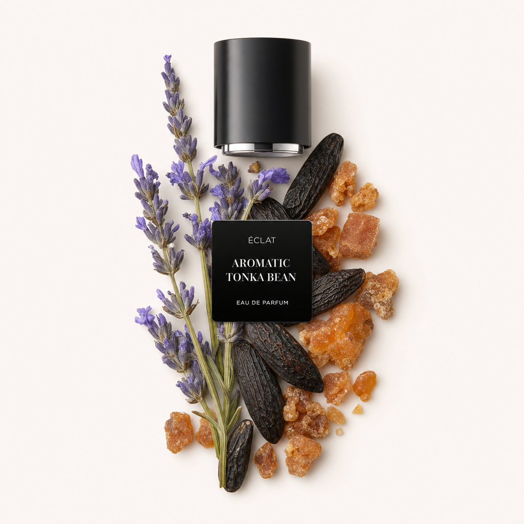 Una disposizione artistica di rami di lavanda, fave tonka e pezzi di resina ambrata con un tappo nero che presenta l'etichetta ÉCLAT Aromatic Tonka Bean.