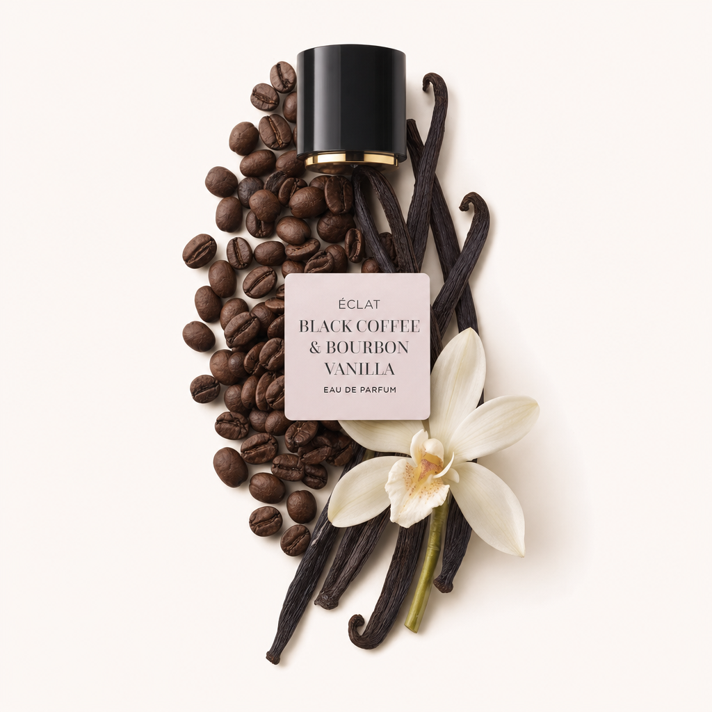 Un arrangiamento di chicchi di caffè e baccelli di vaniglia intorno a un tappo nero con etichetta ÉCLAT Black Coffee & Bourbon Vanilla.