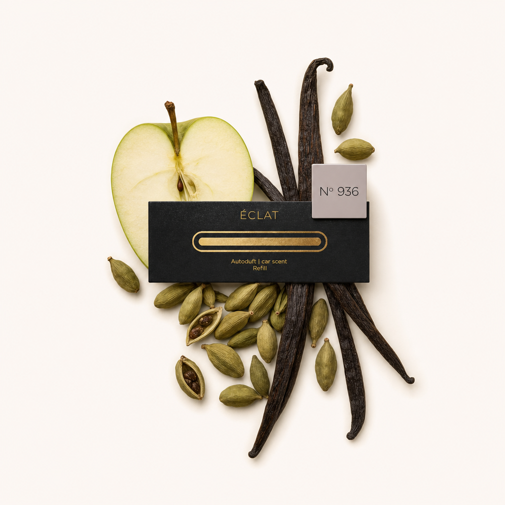 Un arrangiamento di natura morta con fetta di mela verde, baccelli di vaniglia e baccelli di cardamomo, accanto a un tappo nero ÉCLAT con etichetta.