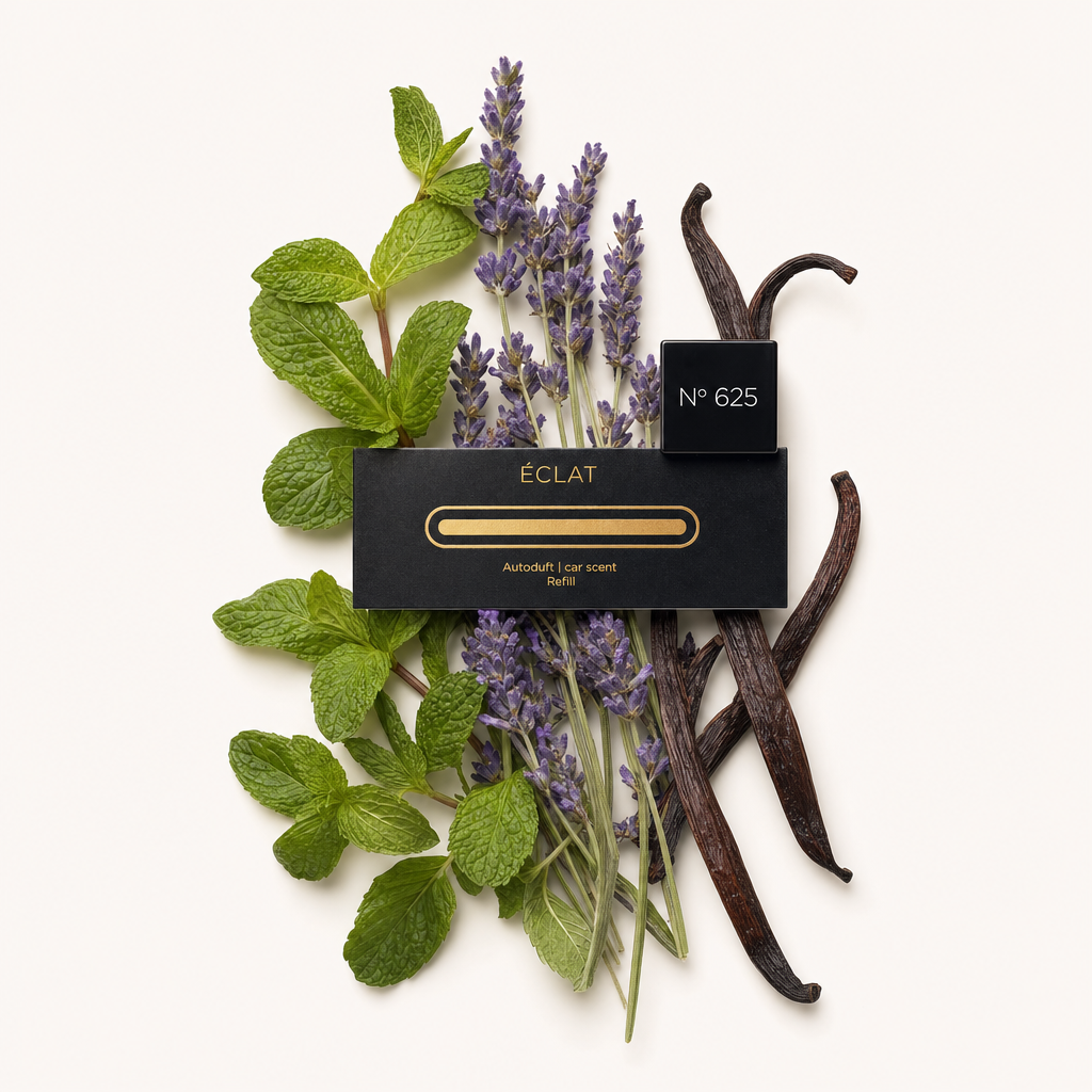 Un arrangiamento di foglie di menta fresca, rametti di lavanda e baccelli di vaniglia si trova sotto un elegante tappo nero con etichetta ÉCLAT No. 625.