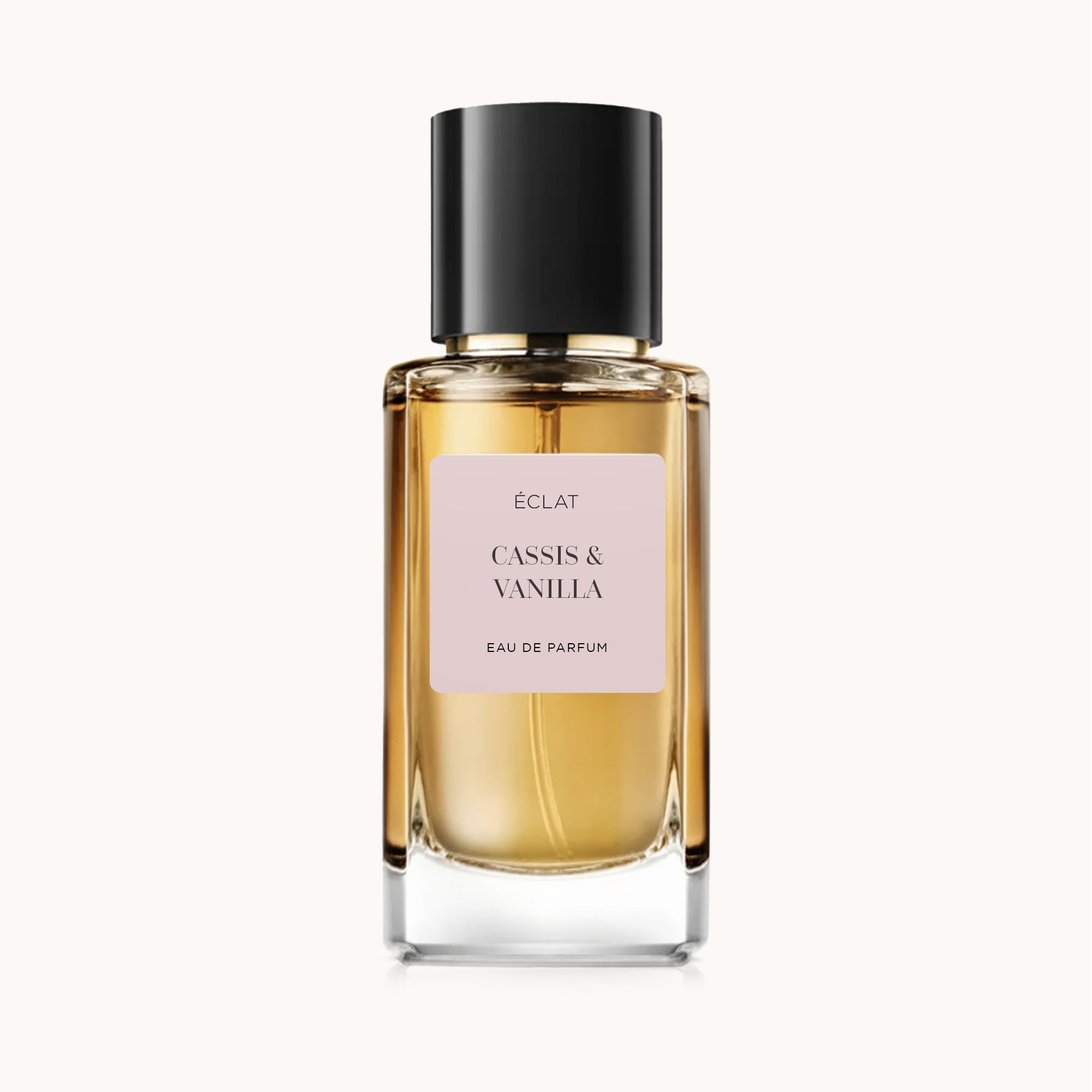 Flacone in vetro sfaccettato ÉCLAT Cassis & Vanilla con tappo nero e etichetta rosa tenue.