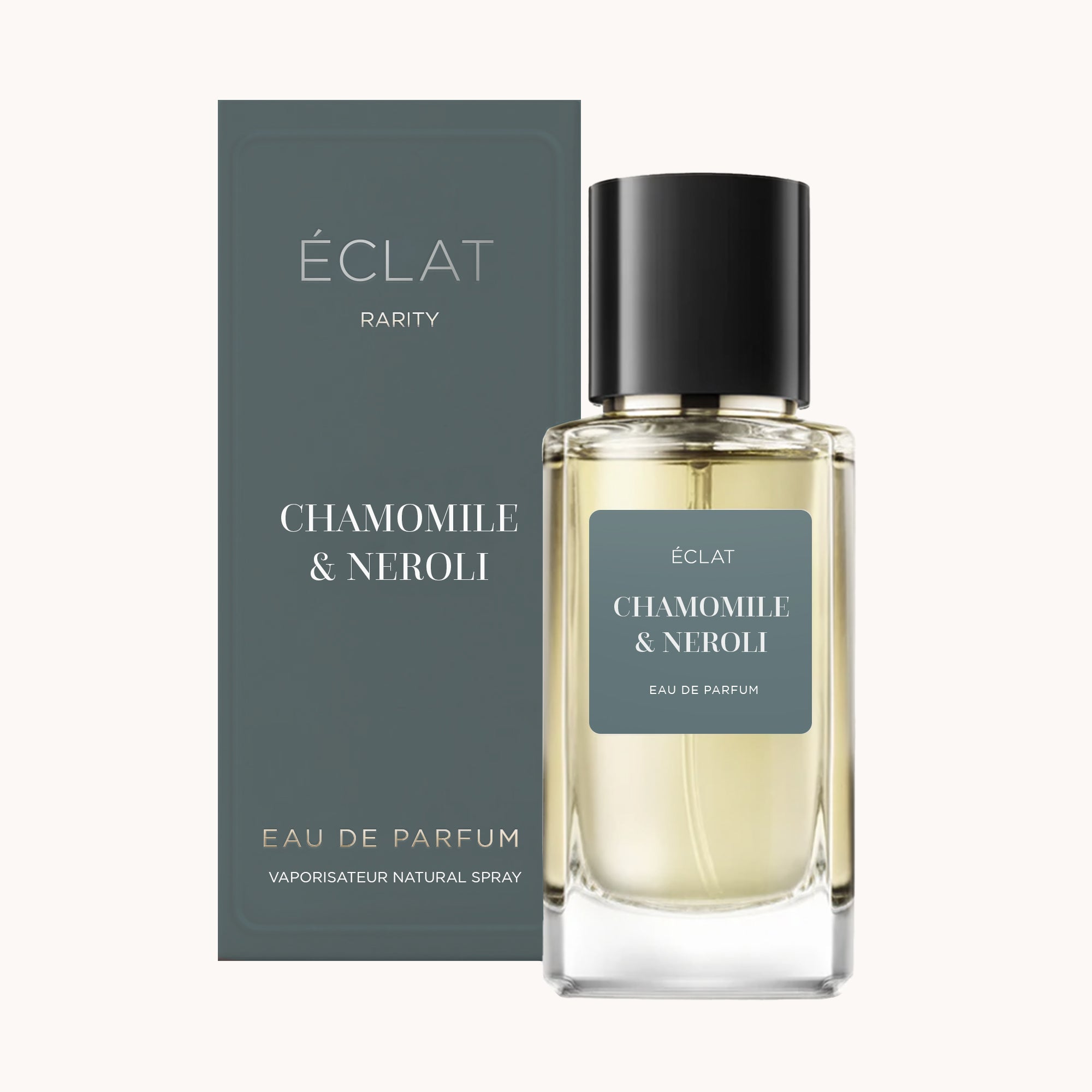 Il profumo ÉCLAT Chamomile & Neroli presenta un flacone di vetro trasparente con tappo nero, accompagnato da un'elegante scatola abbinata.