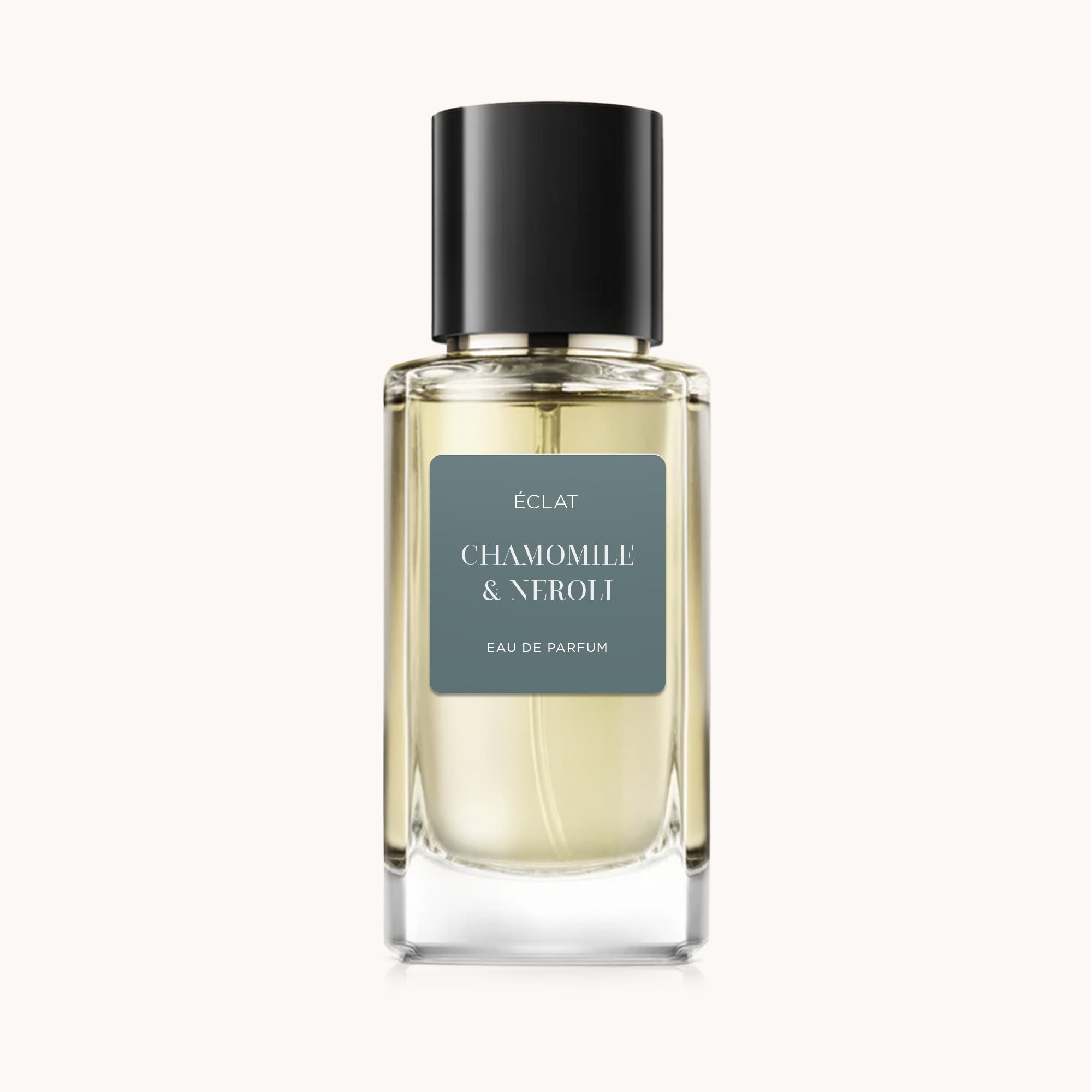ÉCLAT Chamomile & Neroli in un flacone di vetro trasparente con tappo nero e etichetta opaca.