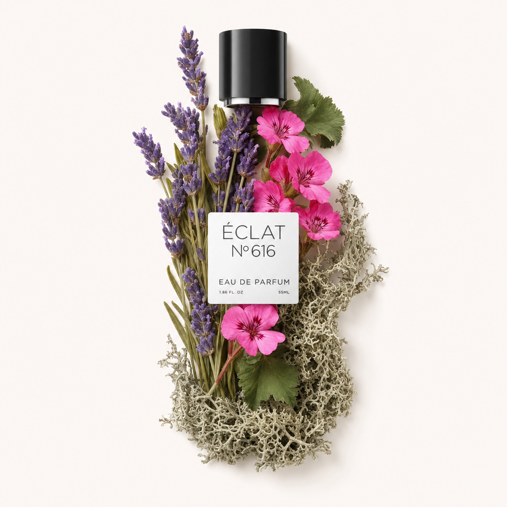 Un arrangiamento di salvia sclarea, lavanda e fiori rosa con un tappo nero etichettato ÉCLAT, posizionato elegantemente su un letto di morbido muschio.