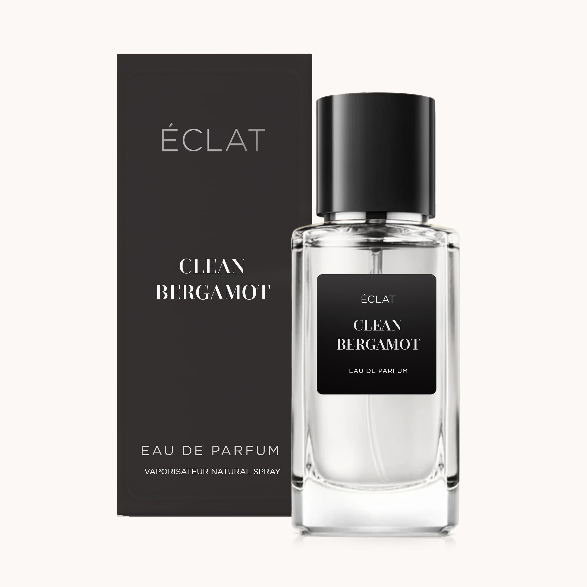 Raffinato flacone in vetro con etichetta nera e tappo nero abbinato, accanto alla sua elegante confezione in finitura nera opaca, presenta ÉCLAT Clean Bergamot.