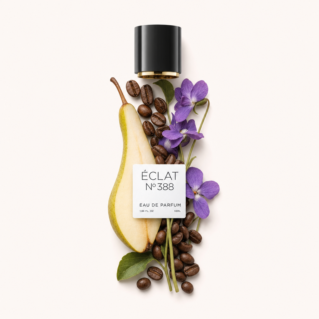Una composizione di pera tagliata, chicchi di caffè e fiori viola circonda il tappo nero originale con etichetta ÉCLAT.