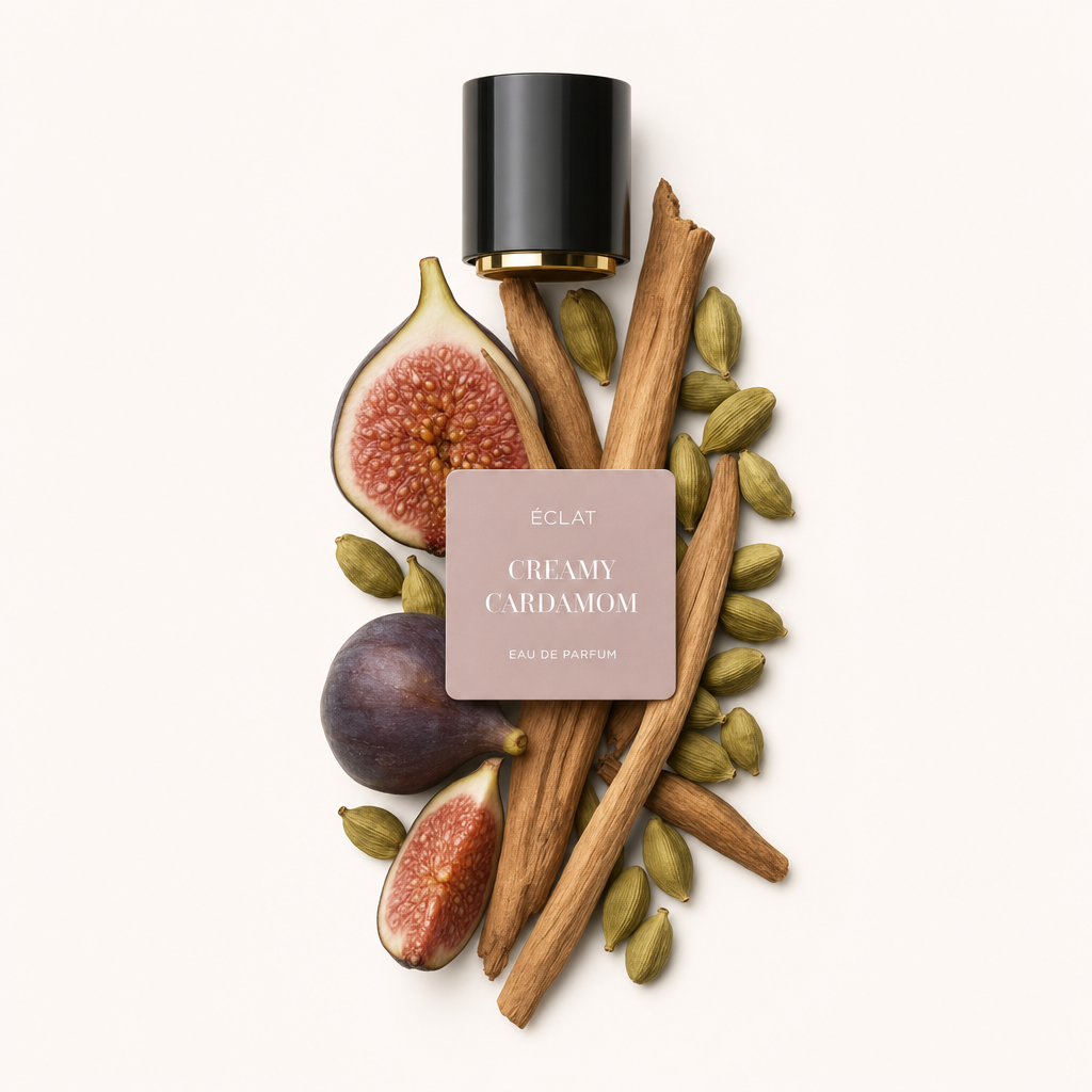 Una composizione di fichi freschi, bastoncini di cannella e baccelli di cardamomo circonda il tappo nero originale con etichetta di ÉCLAT Creamy Cardamom.