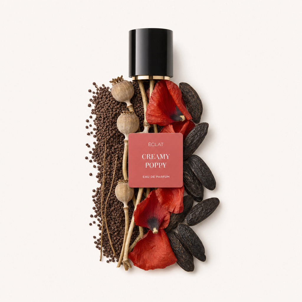 Un tappo nero con etichetta sopra una composizione artistica di petali di papavero, baccelli di vaniglia e semi. L'etichetta riporta ÉCLAT Creamy Poppy.