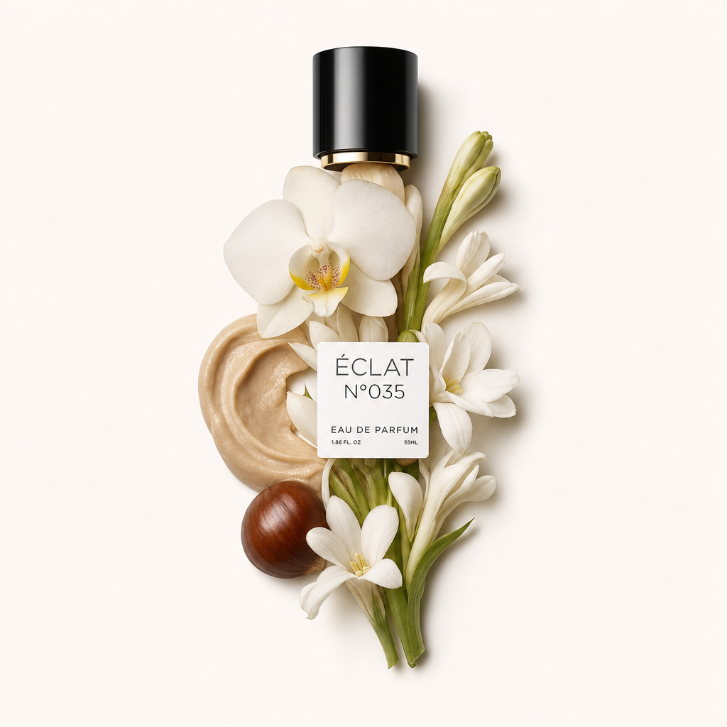 Una composizione di consistenza cremosa, fiori di tuberosa bianchi e un'orchidea circonda un cappuccio nero con etichetta per ÉCLAT Creamy Tuberose.