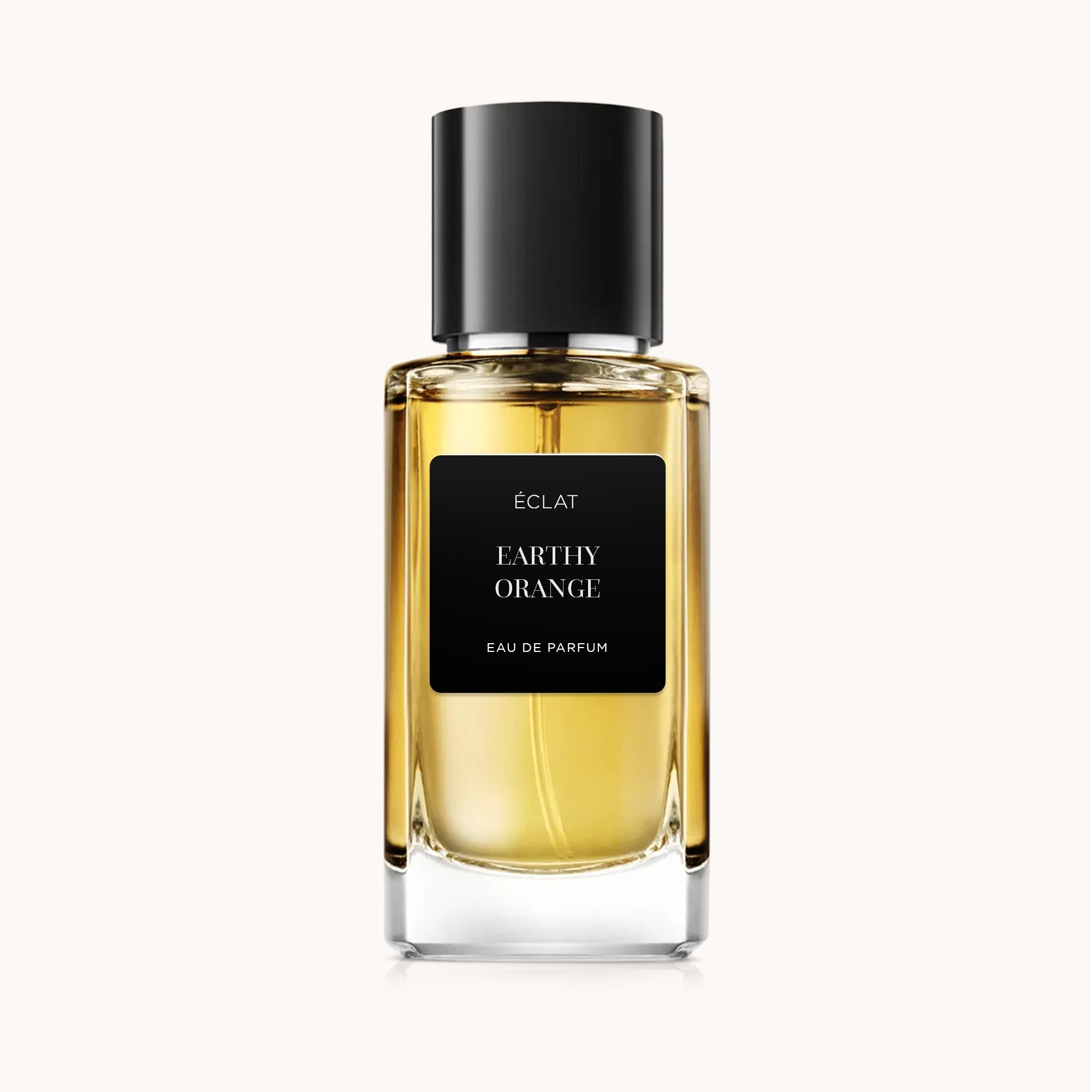 Un flacone in vetro sfaccettato contenente ÉCLAT Earthy Orange con etichetta nera e tappo nero.