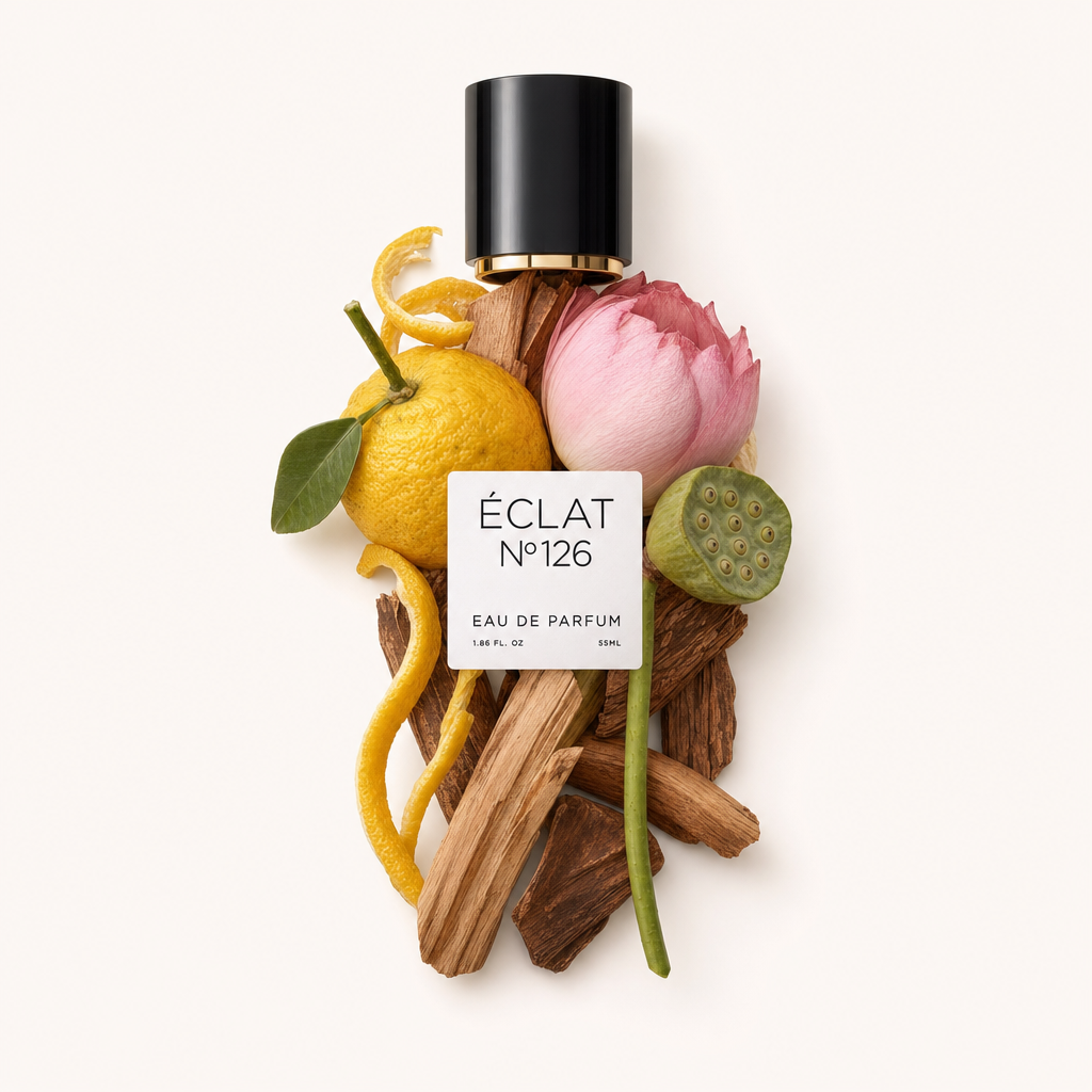 Un arrangiamento artigianale di peonia fresca, scorza di agrumi e accenti di legno circonda un tappo nero con etichetta ÉCLAT Fresh Peony.