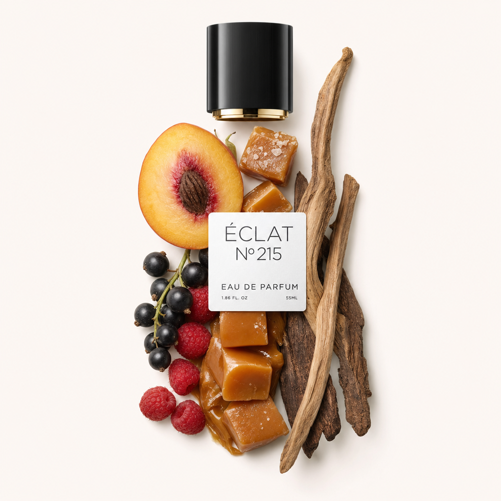 Un arrangiamento di quadretti di caramello, lamponi, ribes nero, mezzo pesca e bastoncini di legno circonda un tappo nero con etichetta per ÉCLAT Fruity Caramel.