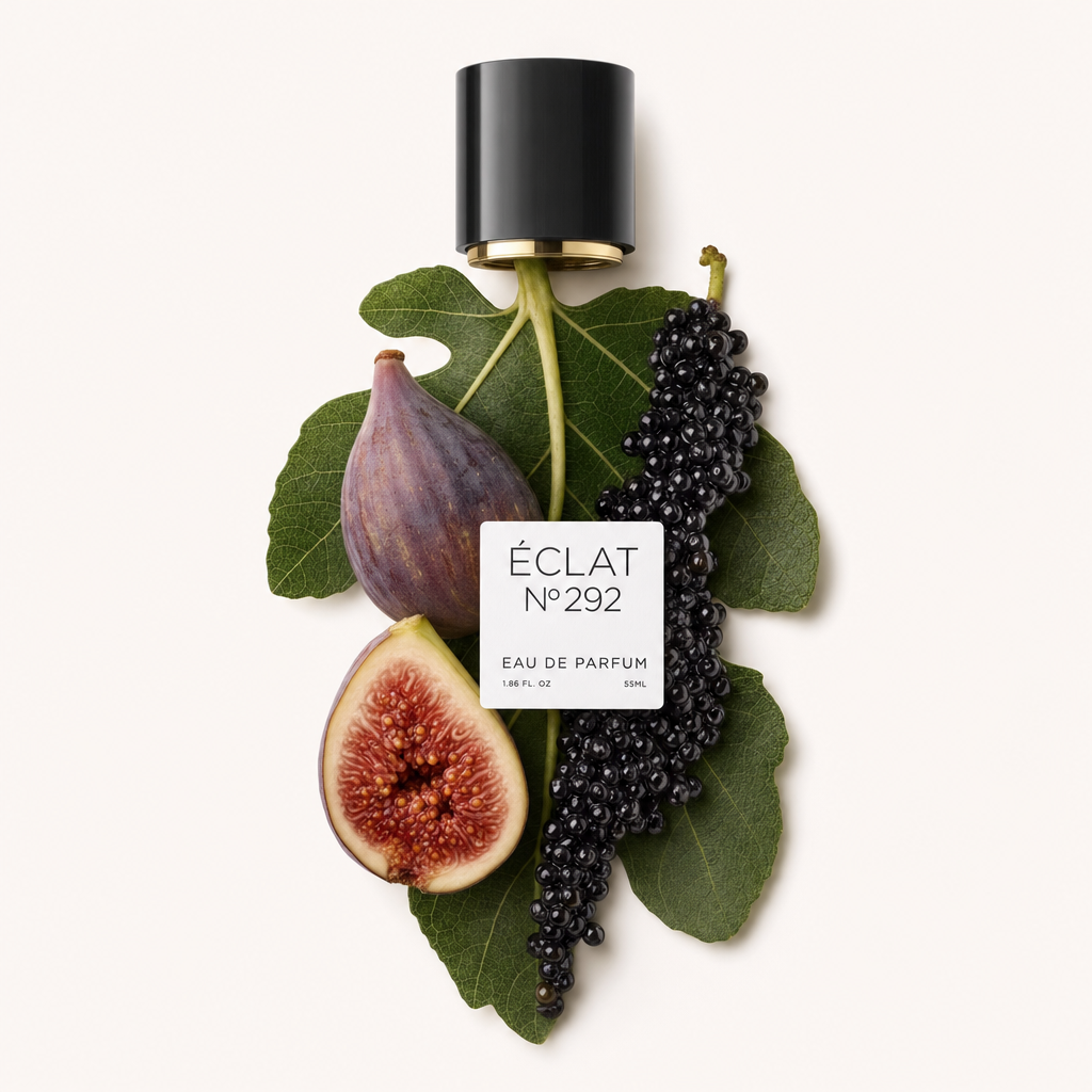Un tappo nero con etichetta è posizionato sopra un insieme di fichi, foglie di fico e ribes nero disposti a mano, rappresentando ÉCLAT Fruity Fig.