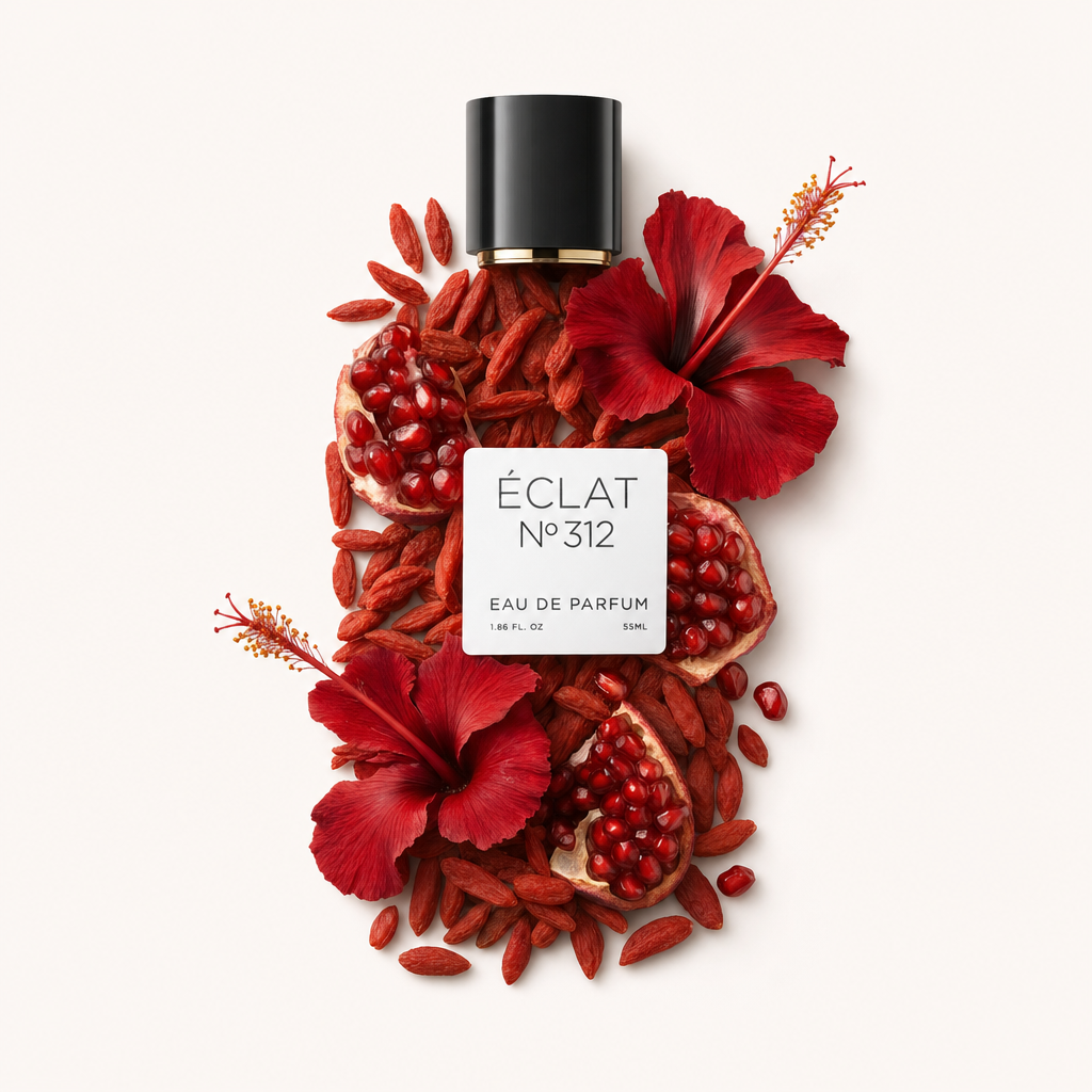 Un delicato arrangiamento di fiori di ibisco rosso vibrante, semi di melograno e bacche di goji circonda il tappo nero originale con etichetta ÉCLAT Fruity Hibiskus.