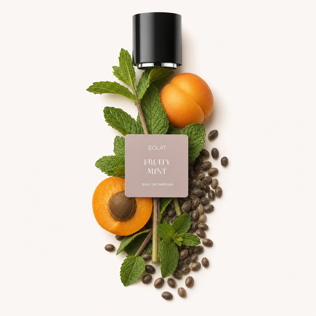 Una composizione di foglie di menta fresca, albicocche e semi circonda un tappo nero con etichetta ÉCLAT Fruity Mint.