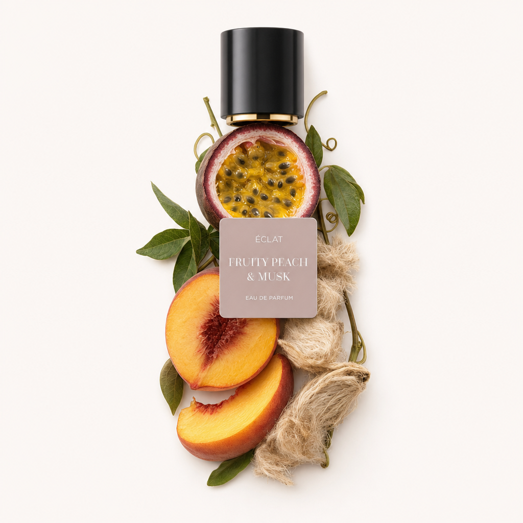 Un insieme di fette di pesca, frutto della passione e semi di muschio con foglie verdi, sotto un tappo nero con etichetta ÉCLAT Fruity Peach & Musk.